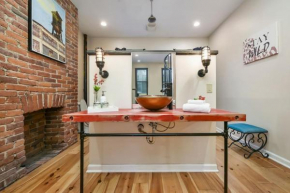 HostWise Stays - The Ocala - Free Parking, Cool Space, Spiral Stairs